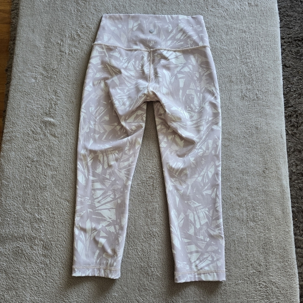 Lululemon Wunder Under Crop 21" Shadow Leaf Light Ivory Muse/Light Ivory Size 6 - Picture 5 of 11